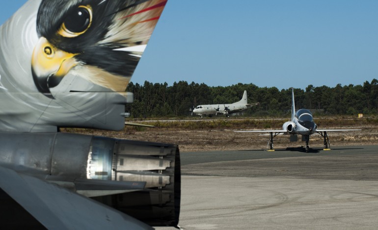 base-aerea-de-monte-real-apoia-populacao-com-banhos-e-refeicoes