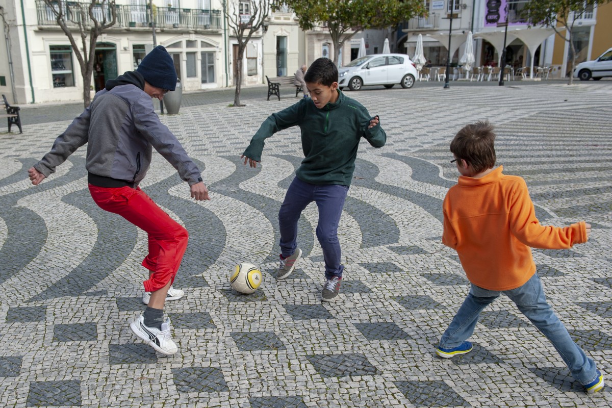 miudos-jogam-a-bola-na-praca-leiria-2015