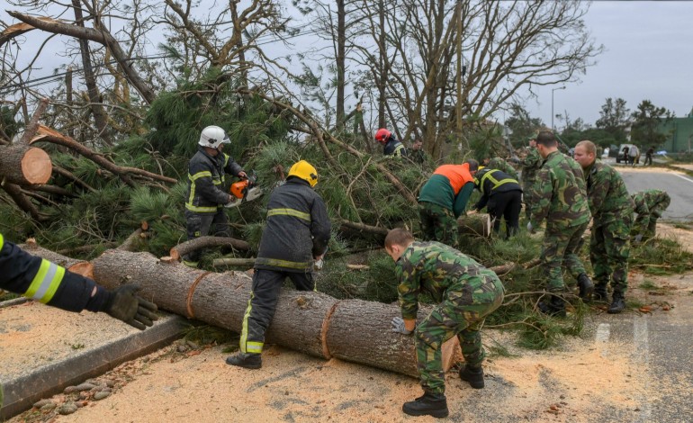 pavilhao-municipal-eduardo-gomes-em-pombal-esta-aberto-para-banhos-e-carregamento-de-telemoveis