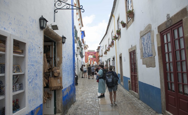 obidos-limita-entradas-na-vila-a-875-visitantes