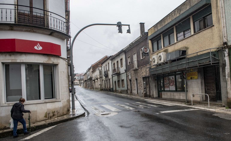 transaccao-de-imoveis-traz-alento-a-reabilitacao-de-mira-de-aire-mas-esta-a-esquecer-as-fachadas