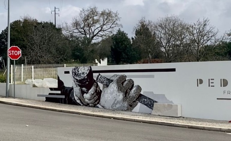 Mural enaltece e valoriza duas das áreas mais conhecidas na freguesia: a pedra e o barro