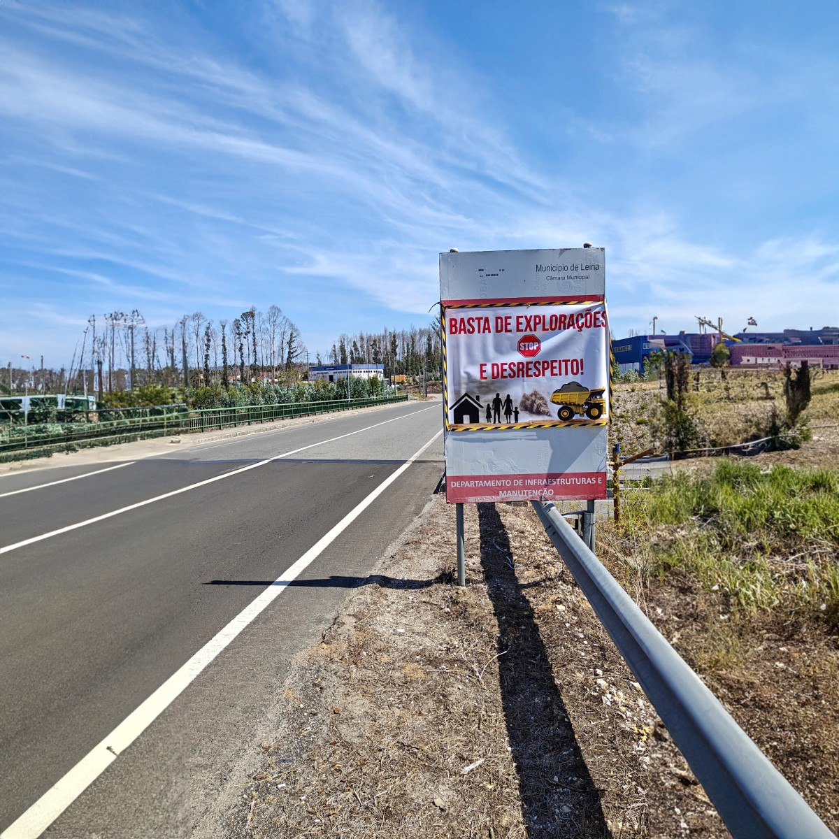 Cartaz contra a exploração de caulinos nas Colmeias