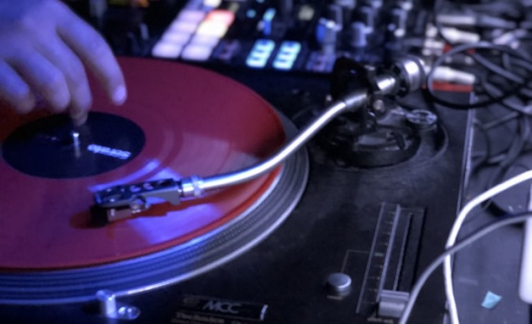 neste-natal-ha-musica-a-girar-em-leiria-ao-som-do-vinil