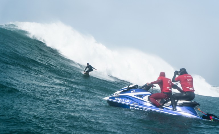 sitiado-num-mar-em-turbilhao-para-filmar-as-surfadas-mais-arrepiantes