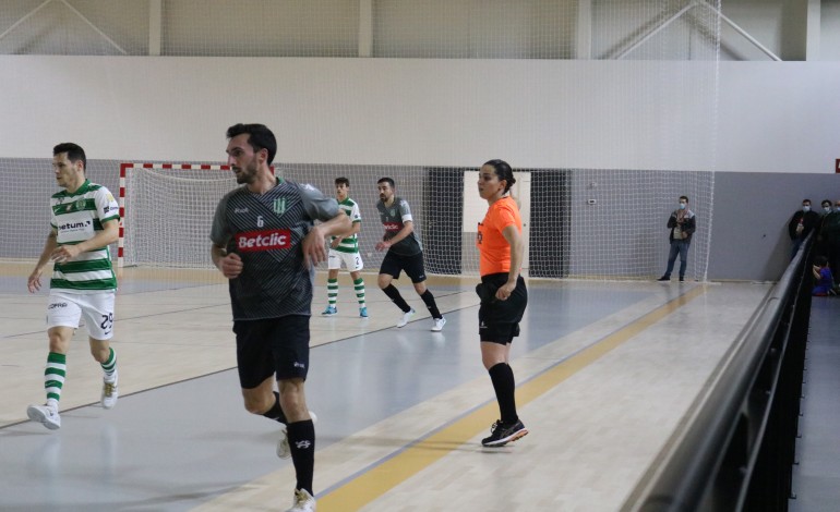 Ana Ribeiro a arbitrar o campeão nacional e europeu num jogo amigável contra o Arnal