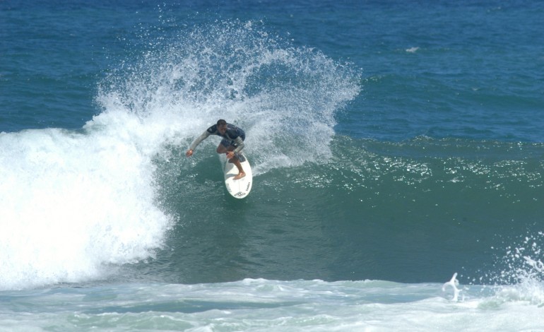 marinha-grande-autoriza-surf-nas-praias-do-concelho