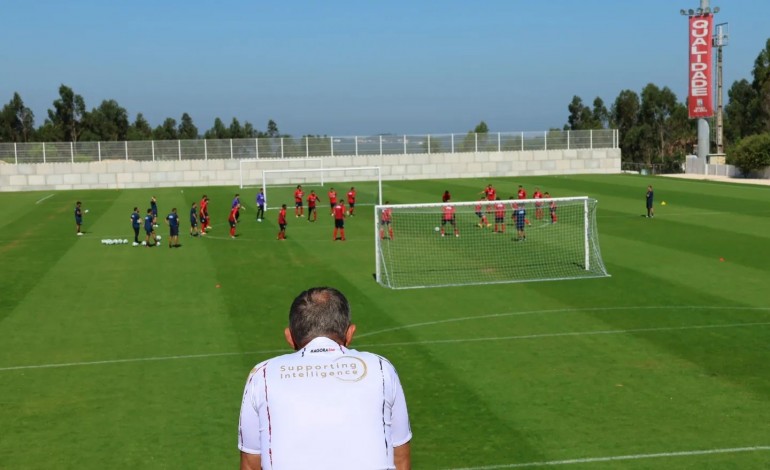 Uma centena de apoiantes viram ontem pela primeira vez, na nova época, 22 jogadores em acção no relvado