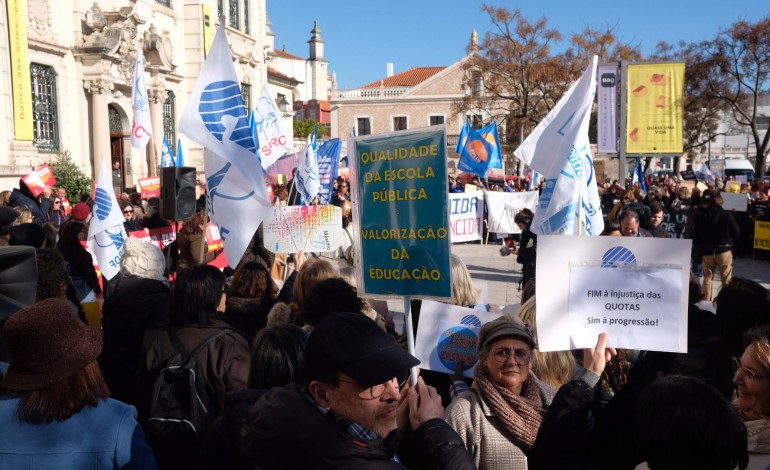 centenas-de-professores-manifestam-se-em-leiria