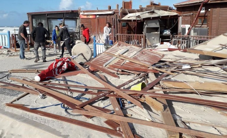 furacao-arrasou-restaurantes-bares-e-casas-e-nem-a-policia-maritima-resistiu-9363