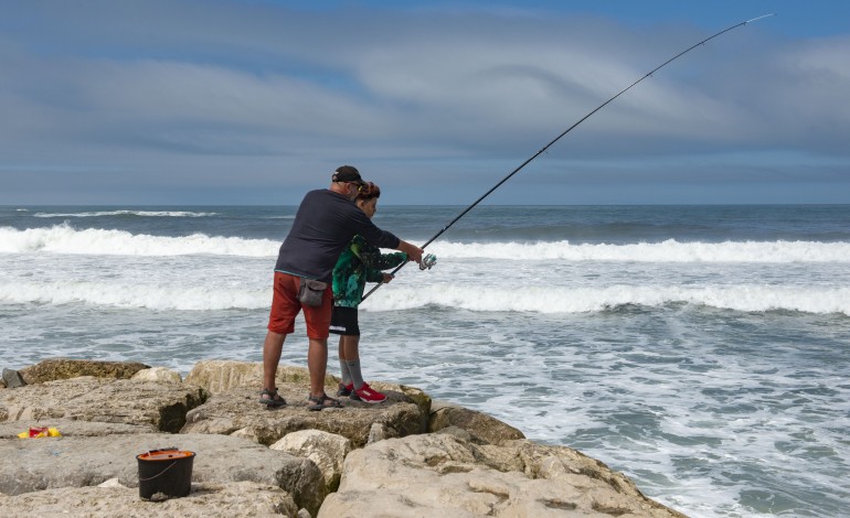 O mar não estava bom para a pesca, mas isso não impediu o Manuel, o Carlos e o Honório de cumprirem religiosamente a tradição dos domingos de manhã. Noah e David, pai e filho espanhóis, perderam-se pela primeira vez no paredão da Vieira.