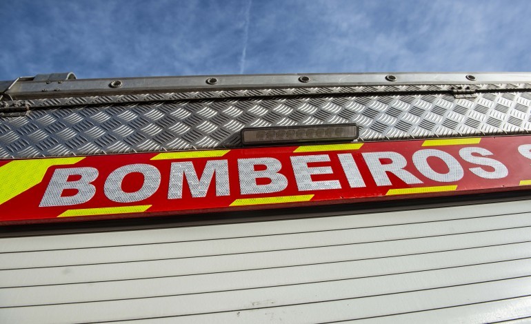 fogo-consome-armazem-de-fruta-em-obidos