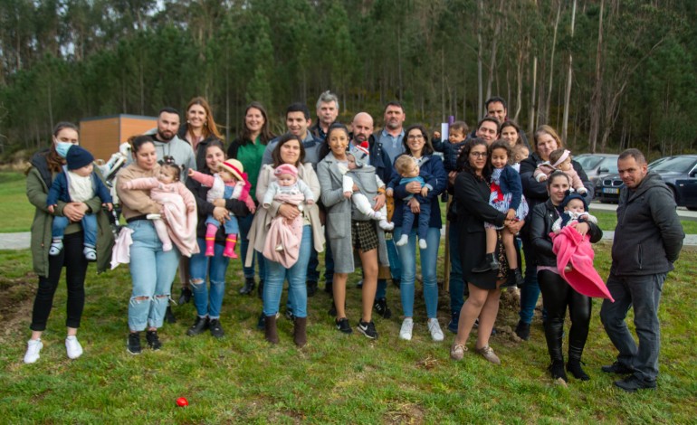 Ao todo, foram plantadas 11 árvores no parque ribeirinho da localidade