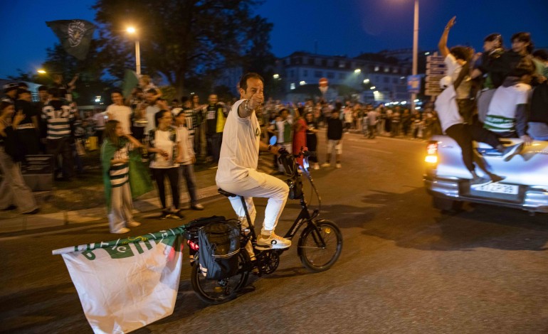 Centenas estiveram na rotunda do Polícia Sinaleiro