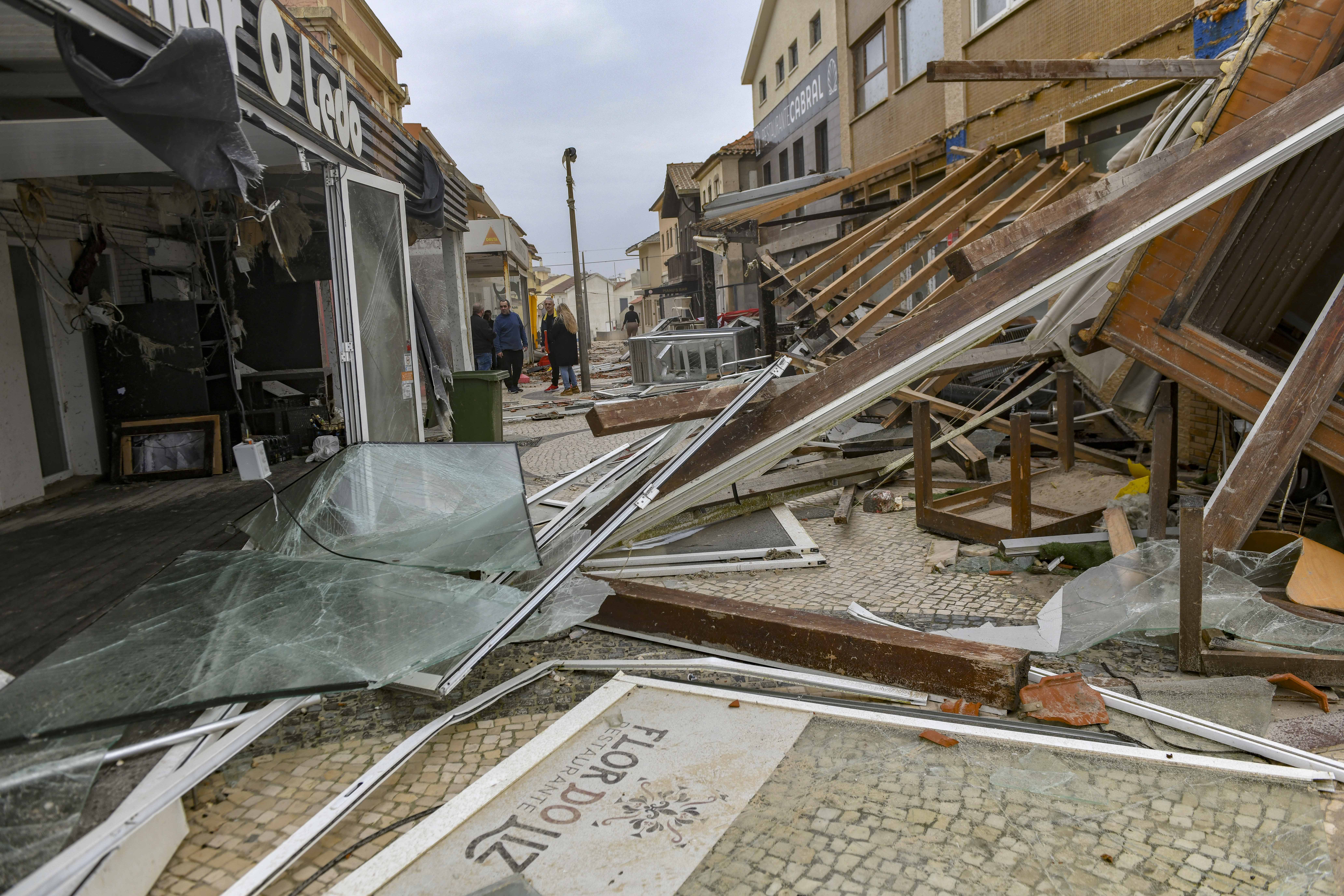 Caos e destruição à passagem da Kristin pela região  Os prejuízos da passagem da depressão Kristin são incalculáveis e a cidade de Leiria poderá demorar um ano a recuperar do “cenário dantesco”, como apelidou Gonçalo Lopes. O presidente da Câmara de Leiria enumerou “danos materiais, sobretudo de fábricas, que ficaram sem coberturas”, “centenas de casas sem coberturas e fachadas, empresas, que tinham acabado de fazer obras e um jardim de infância que desapareceu na Coucinheira, em Amor”. Foram ainda registados estragos nas obras nas escolas D. Dinis e Afonso Lopes Vieira, que têm financiamento do Plano de Recuperação e Resiliência, “onde os andaimes caíram, as coberturas desapareceram e, portanto, em cima de obra” terá de ser realizada nova obra. O terminal rodoviário desabou e terá de mudar de lugar para o estacionamento junto ao Estádio de Leiria, onde também será erguido um centro de logística. Além destes estragos, o autarca sublinhou que a “recuperação da normalidade, irá demorar muitos dias”, advertindo que o “plano de recuperação irá demorar mais de um ano até ser reposta toda a normalidade”.  “Temos de facto um cenário desolador”, desabafou Gonçalo Lopes. Com a voz embargada, Paulo Vicente sublinhou que a Marinha Grande enfrenta um cenário de caos, referindo danos em casas e empresas, encontrando-se sem electricidade, comunicações ou água. “Está um caos, não há memória, nunca houve no concelho da Marinha Grande uma destruição tão grande como esta”, afirmou aos jornalistas, adiantando que “o concelho está isolado do mundo”. “Não temos comunicações, não temos electricidade, não temos água”, acrescentando que os restaurantes e apoios de praia desapareceram na Vieira de Leiria.