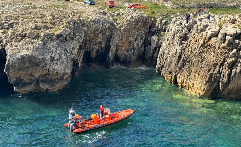 Acesso à gruta feita por estação salva-vidas de Peniche