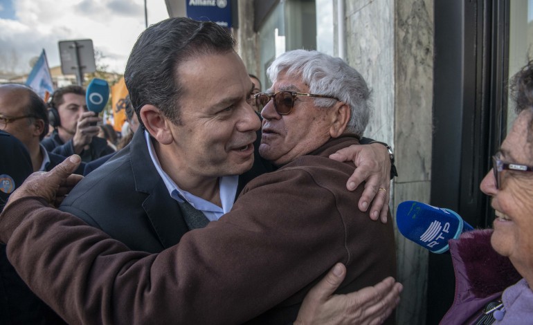 Nesta arruada, Montenegro apostou no contacto com os eleitores