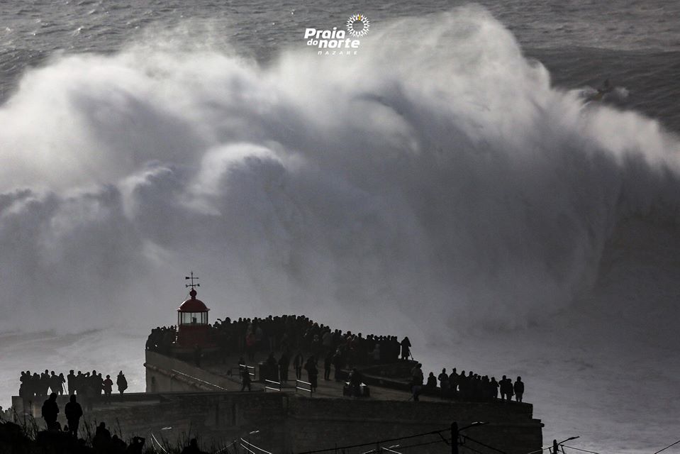 As imagens sempre incríveis de um dia de ondas grandes na Nazaré