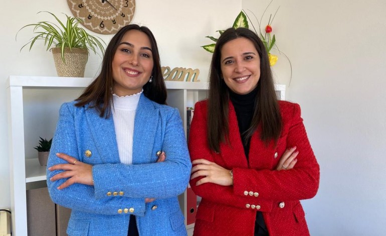 Cristiana e Raquel abriram um escritório de solicitadoria em Janeiro deste ano