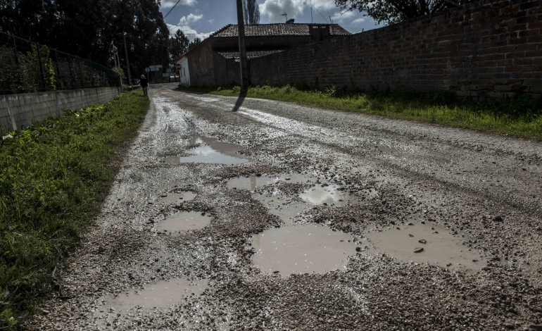 a-minha-estrada-tem-mais-buracos-do-que-a-tua-3316