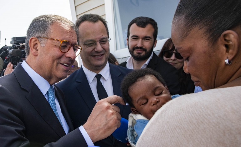 O Presidente da República visitou habitantes dos monoblocos que estão a viver nos Pousos, de onde saiu para reunir com empresários, em Leiria. Seguro foi recebido por uma multidão na Praia da Vieira e visitou a Empresa Industrial da Borracha, na Marinha Grande