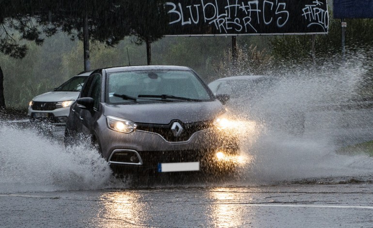 em-leiria-fortes-chuvadas-e-vento-provocaram-inundacoes-quedas-de-arvores-e-queda-de-estruturas