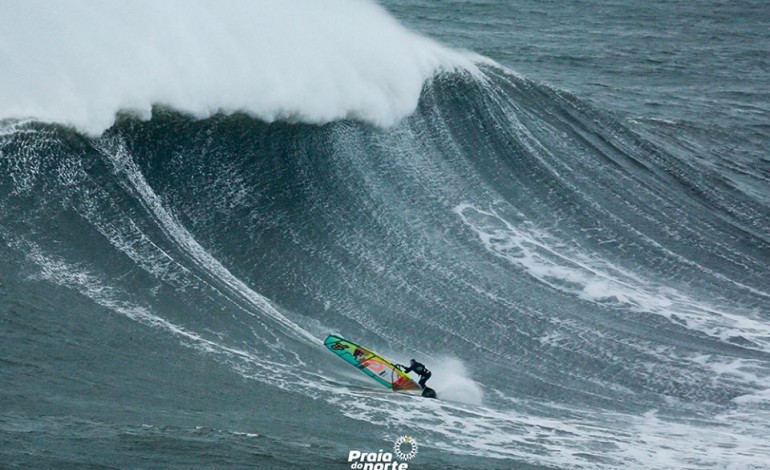 polakow-o-primeiro-windsurfer-a-enfrentar-as-ondas-da-praia-do-norte-3001