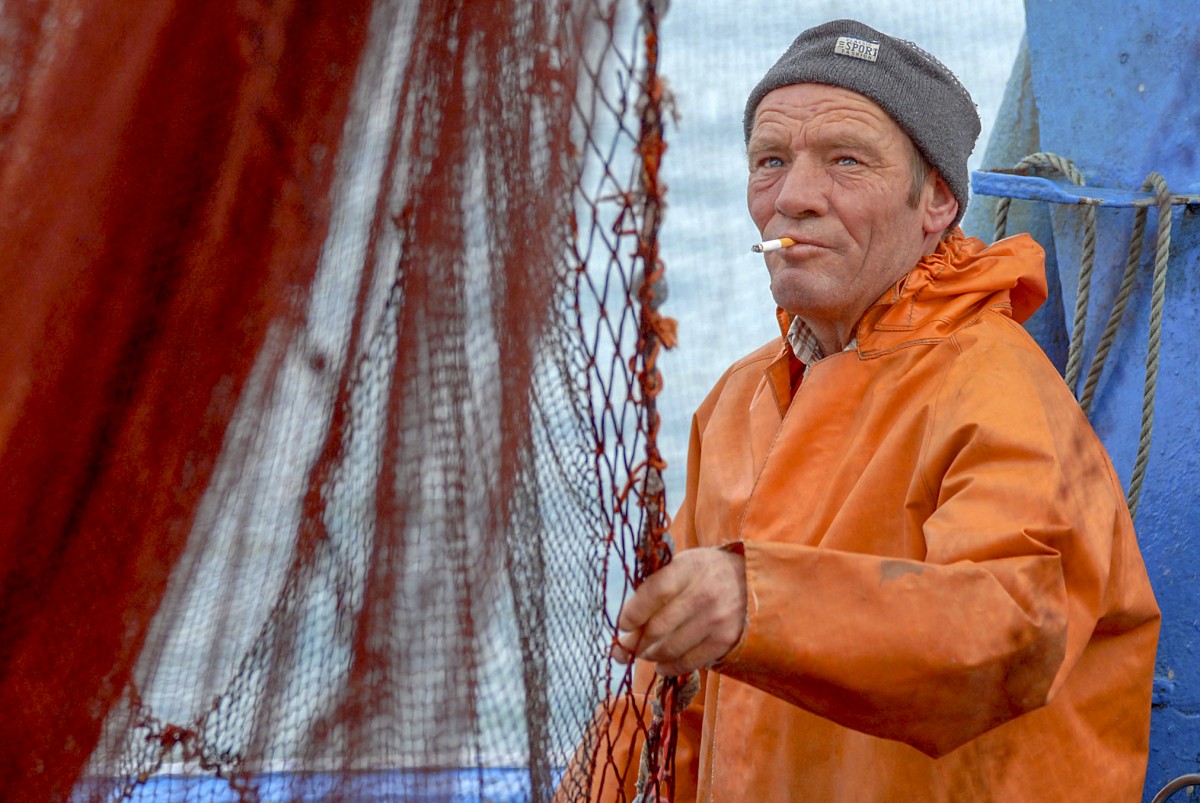 pescador-controla-a-rede-de-cigarro-no-canto-da-boca-peniche-2007