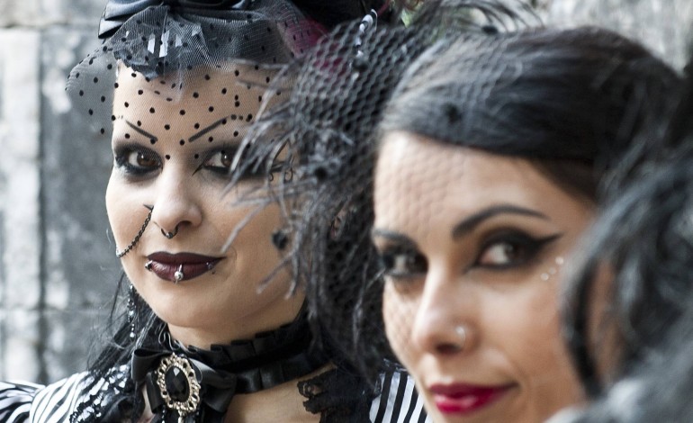 Sempre em ambiente tranquilo, os primeiros anos no castelo atraíram de imediato a família punk e gótica